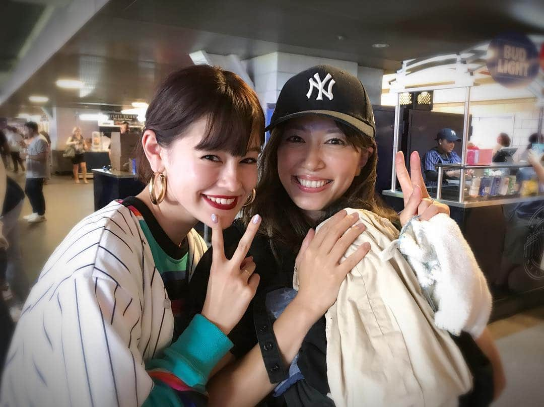 里田まいさんのインスタグラム写真 - (里田まいInstagram)「@okss2121 ちゃんとヤンキースタジアムで！ #エマ ちゃん #emma ちゃん #可愛いし #顔の小ささ半端ない #申し訳ないが #少し後ろに下がりました #多分エマちゃん気付いてない #汚いやり方 #ごめんね #意外なツーショットって思った方 #北海道会 #道産子 #なんだよ #会えて嬉しかったよ  #そしてこの日の先発は2人とも北海道にゆかりのある方々 @darvishsefat11  投手 @masahiro_tanaka.official  投手 #道産子率高め #痺れる投げ合い #感動でどうにかなりそうでした」6月26日 22時45分 - maisatoda_official