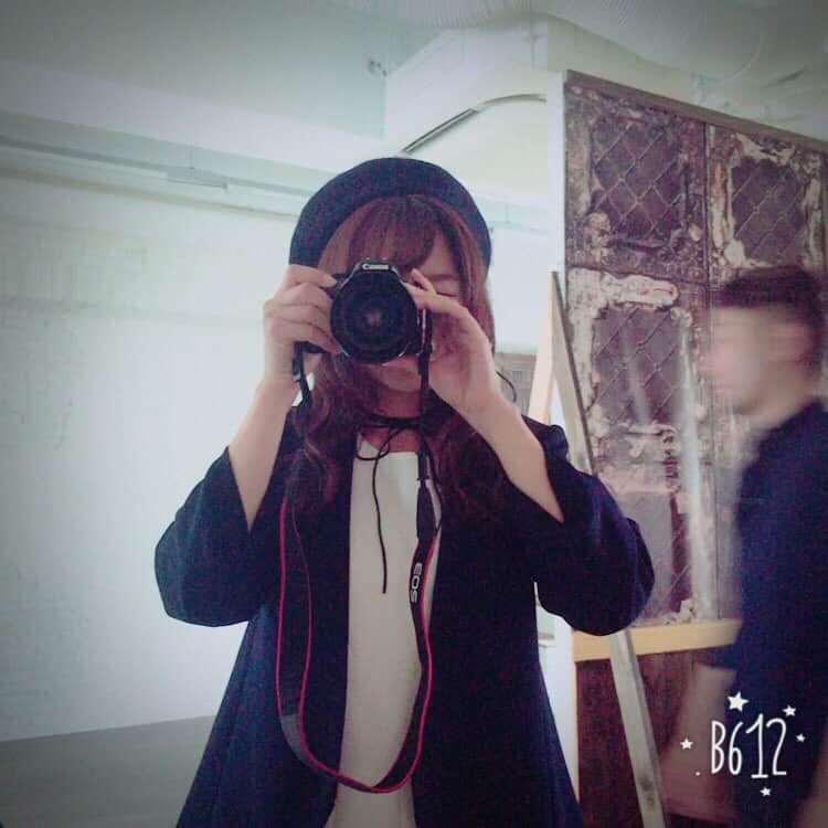 平田裕香さんのインスタグラム写真 - (平田裕香Instagram)「パンフレット撮影。 写真好きな子がいて、オフショット写真をたくさん撮ってくれてた。 「可愛い」って言われると、本当に可愛くなっていく気がするよ。 #魔法の言葉 #可愛い  #舞台 #トレーディングライフ」6月27日 0時53分 - hirata_yukaco