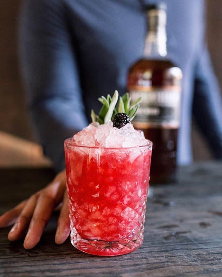 Snapfluenceのインスタグラム：「ICYMI: we rounded up 10 of the best bartenders, boozy bloggers, and craft cocktail connoisseurs to follow, featuring the likes of @beautifulbooze, @apartment_bartender, @arseniclace, @beerliveshere, and more! Link is in our bio 🍻cheers! | photo via @apartment_bartender」