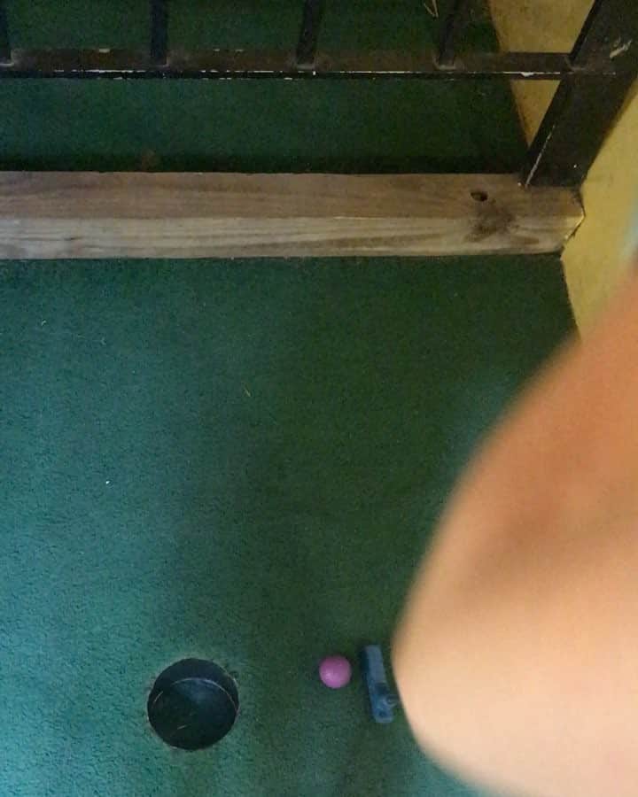 キミー・マイズナーのインスタグラム：「Just tap it in ⛳️ @jheyne8」
