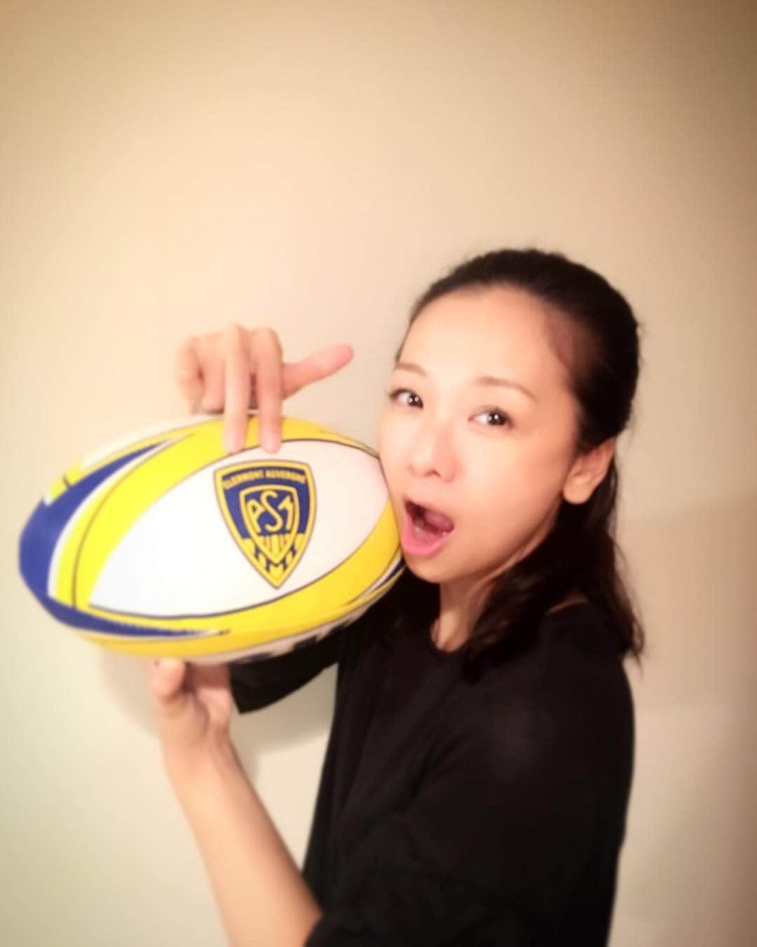 宍戸留美のインスタグラム：「#rugby #ラグビー #ラグ女 #top14 #楕円形 #clermont #france #auvergne #rugbylove #プレゼント #お土産 #嬉しい #幸せ #サプライズ #champion #wowwow #優勝 #世界最高峰 #フランス #clermontauvergne #クレルモン出身のtheoくんにもらった #センスいい #ピンポイント」