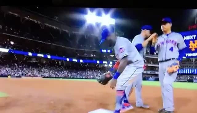 ホセ・バティスタのインスタグラム：「Felicidades por tus 500 robadas manito! Se te quiere de este lado! @lamelaza_7 🎊🎊🎉🎊🎉🎊🎉🎉」