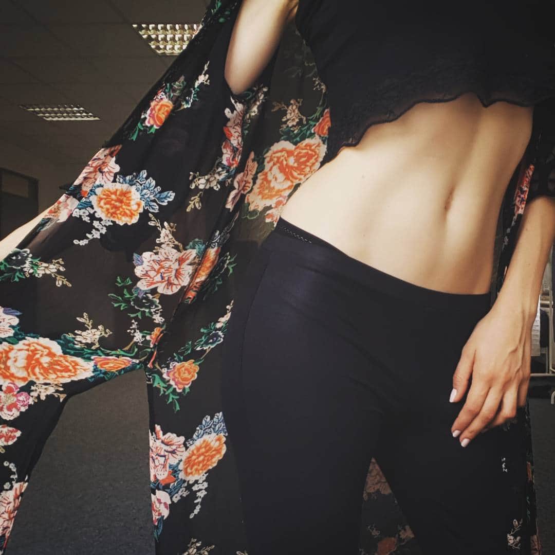 Joyce Ilgさんのインスタグラム写真 - (Joyce IlgInstagram)「Wer solche Bilder postet? Männer auf Online-Flirt-Portalen #Sixpack #Bodypic 📷. Das Video zum Thema: Hirntausch - wenn Männer & Frauen beim Online-Date die Rollen tauschen würden. Link zum Video in meinem Instaprofil! ❤💖❤ #liebe #flirten #loveyourimperfections #onlinedating #dating #singles #partnersuche #verlieben #datingportal #date #sexy #body #fit 😂 der letzte Hashtag ey hahahahaha」7月26日 2時41分 - joyceilg