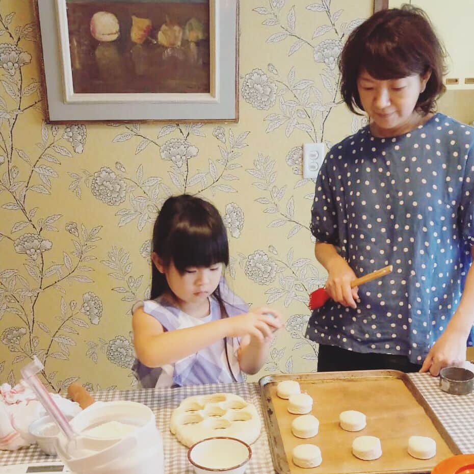 小堀紀代美さんのインスタグラム写真 - (小堀紀代美Instagram)「ランチの後は、アトリエで焼き焼きスコーンの会に♪ みんなで一緒に作りました。 後から合流のともちゃんがブルーベリーのチーズケーキも持ってきてくれて（ありがとうー！）お菓子がもりもりっ。短い時間で作って食べて楽しいひとときに。」7月22日 8時19分 - likelikekitchen