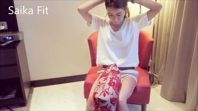 彩海のインスタグラム：「. . 内モモ痩せて隙間作りたい！！ スラリとした #美脚 になりたい！！ . 是非 テレビ見ながらクッション挟んで内モモがプルプルするまでやってみてください♡ . . (こないだLiveで紹介したやつね♡) . . POINT☝🏼 ⚠️骨盤しっかり立てて背筋をのばす！ ⚠️クッションをつぶす時に息を吐く ⚠️意識は内モモ！ . 呼吸法をしっかりやれば腹筋にも👍🏼 . . . . #チームサイカフィット ←←←タグつけて 皆んなで理想の身体作りがんばろう💪🏼💪🏼💪🏼 どんな写真でもOK💪🏼 みんなのモチベーション、決意、悩みなど なんでも聞かせてね🙌🏼 できるだけ覗きに行きます❤︎(コメントも) . . . #水着#腹筋#筋トレ#筋トレ女子#筋肉#ワークアウト#トレーニング#ダイエット仲間募集中 #ダイエット#公開ダイエット #fitnessgirl #fitnessmotivationdaily #モチベーション#努力#継続#動画#ムービー#workoutvideos #workoutvideo#innerthigh  #ご自宅でどうぞ♡」