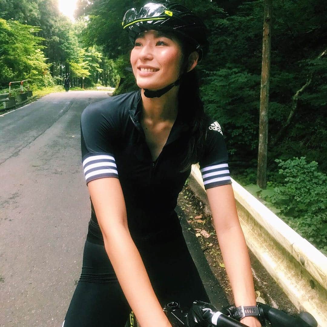 福田萌子さんのインスタグラム写真 - (福田萌子Instagram)「定峰峠が坂だと思えなくなってきている今日この頃。 息が切れるほどの激坂を必死に漕ぐのも、緩やかな坂をお喋りしながら漕ぐのも、どっちも好き。 ・ 自転車で森の中を走っている時が最高に幸せです。 ・ #roadbike #roadbikelife #roadbiker #cycling #cyclist #adidas #adidastokyo #adidaswomen #adidascycling #sportstraveler #サイクリング #定峰峠 #ロードバイク #フラットペダル #フラットペダルクライマー #フラペ女子 #坂バカ #坂好き」7月22日 16時45分 - moekofukuda