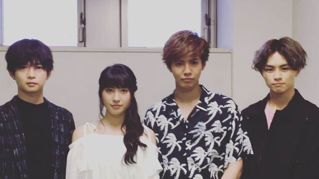 兄に愛されすぎて困ってますのインスタグラム：「＼本日より第4弾開始✨！／ 本日より、入場者プレゼント第4弾が開始です💕  事前にみなさんに第4弾も見ていただきました！中身もちら見せしちゃいます💫  配布劇場は公式サイトの劇場情報ページよりチェックしてくださいね💖  #入場者プレゼント #第4弾 #キャラクターブック #オフショットもたくさん！ #杉野さんは準備中... #兄に愛されすぎて困ってます #兄こま #大ヒット公開中 #まだまだ夏は兄こま」