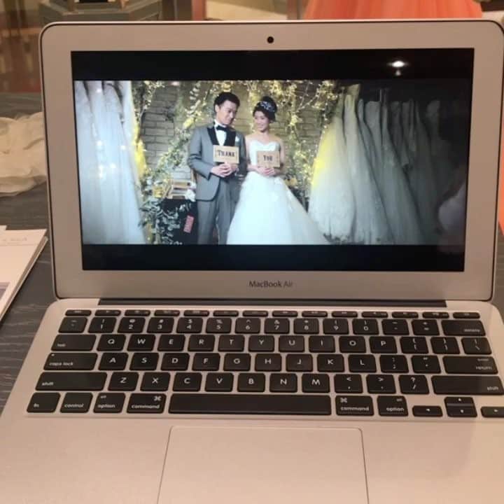 ngh_weddingboutiqueのインスタグラム：「［ウエディングムービー］ 結婚式でウエディングムービーをお考えのお客様へ ・ 明日7月23日（土)10:00～13:00 Wedding Boutiqueにて ウエディングムービーの相談会を開催することになりました。限定2組  制作者であるビデオグラファーのShoothey(CREATORS)と直接映像を見ながら相談をして頂けます ・ ✔︎オープニングムービーで流したい方 ✔︎親族との食事会で流すムービーをつくりたい方 ✔︎当日撮影をした映像を結婚式の最後にエンドロールとして流したい方 ・ ご案内できるお時間は 10時…1組様 12時…1組様 となっております。限定となります。ご希望の方はお電話にて予約をお願いしております。 (相談会は無料です。手ぶらでお越し頂けます) ・ _撮影メニューや金額はCREATORSの詳細とあわせて公式ホームページに掲載しています ＿＿＿＿＿＿＿＿＿＿＿＿＿＿ ◉CREATORSとは ”結婚式が素敵になるための”ブライダルアイテムをつくるクリエーション集団です。 ・ ＜ご予約＞ お電話もしくは、下記メールにて ・ ℡:092-739-1141 mail:wb-contact@ffines.jp ＿＿＿＿＿＿＿＿＿＿＿＿_ #ngh_weddingboutique #creators  #wedding #ウエディングムービー #結婚式準備  #プレ花嫁 #人前式演出 #ブーケ #ウェルカムボード #ホームページ #素敵なウエディングのためのあらゆるものを」