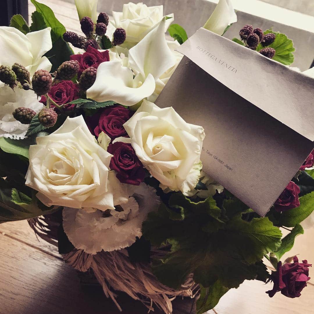 長谷川京子さんのインスタグラム写真 - (長谷川京子Instagram)「BOTTEGA VENETAさんからもお花を頂きました。 嬉し過ぎます。 ありがとう❤️ #bottegaveneta」7月22日 11時36分 - kyoko.hasegawa.722