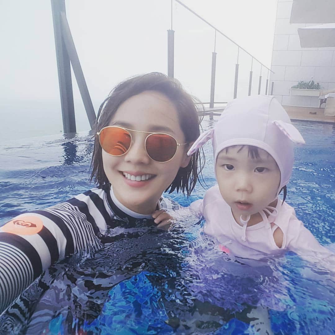 ユジンさんのインスタグラム写真 - (ユジンInstagram)「#부산가족여행 #아난티코브 #힐튼부산 #루프탑풀 따뜻한물에서 물놀이~^^」7月22日 13時18分 - eugene810303