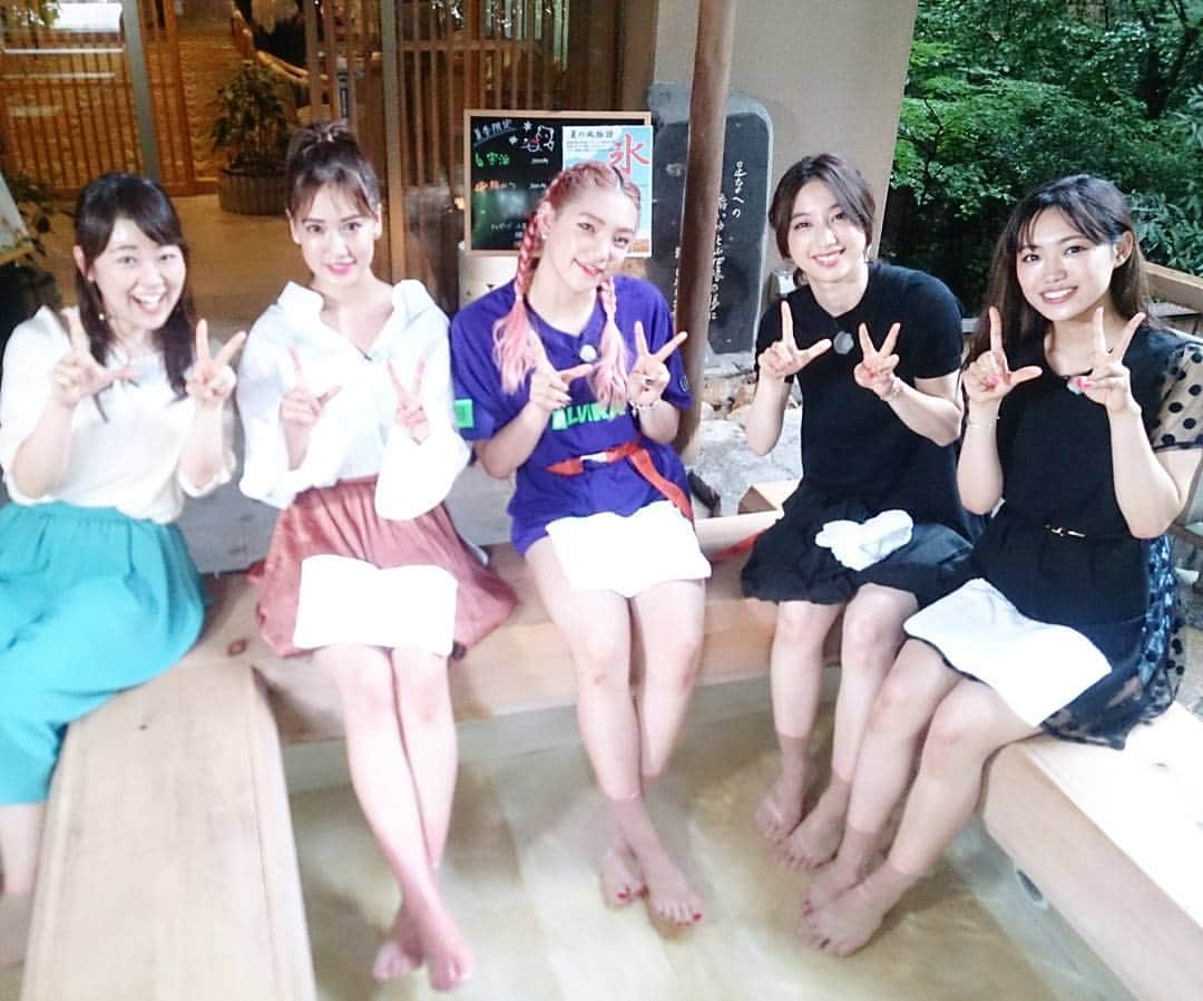 滝香織さんのインスタグラム写真 - (滝香織Instagram)「E-girlsと松山・道後で足湯♪ 歌って踊って575！？ 俳句で新曲「Love⭐Queen」のPRをしてもらいました(*^^*) ラブクイーンの振り付けのポーズでパシャリ⭐  #egirls #イーガールズ #lovequeen #ラブクイーン #よるマチ #道後 #足湯 #よるマチ #あいテレビ #アナウンサー」7月22日 13時38分 - kaorin_taki