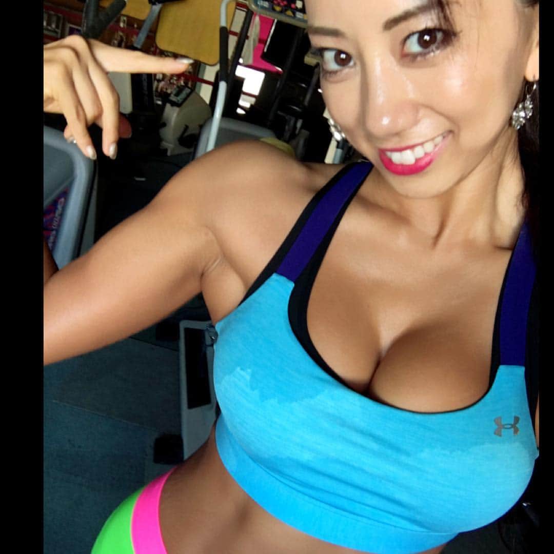安井友梨さんのインスタグラム写真 - (安井友梨Instagram)「今日のブログは【私の愛用スポーツブラご紹介】です スポーツウェアマニアの私が、たどりついた最強ブラ 続きは今日のブログご覧ください^_^  #フィットネスビキニ  #wonderwoman  #bikini  #bikinifitness  #workout  #bodybuilder」7月22日 15時52分 - yuri.yasui.98