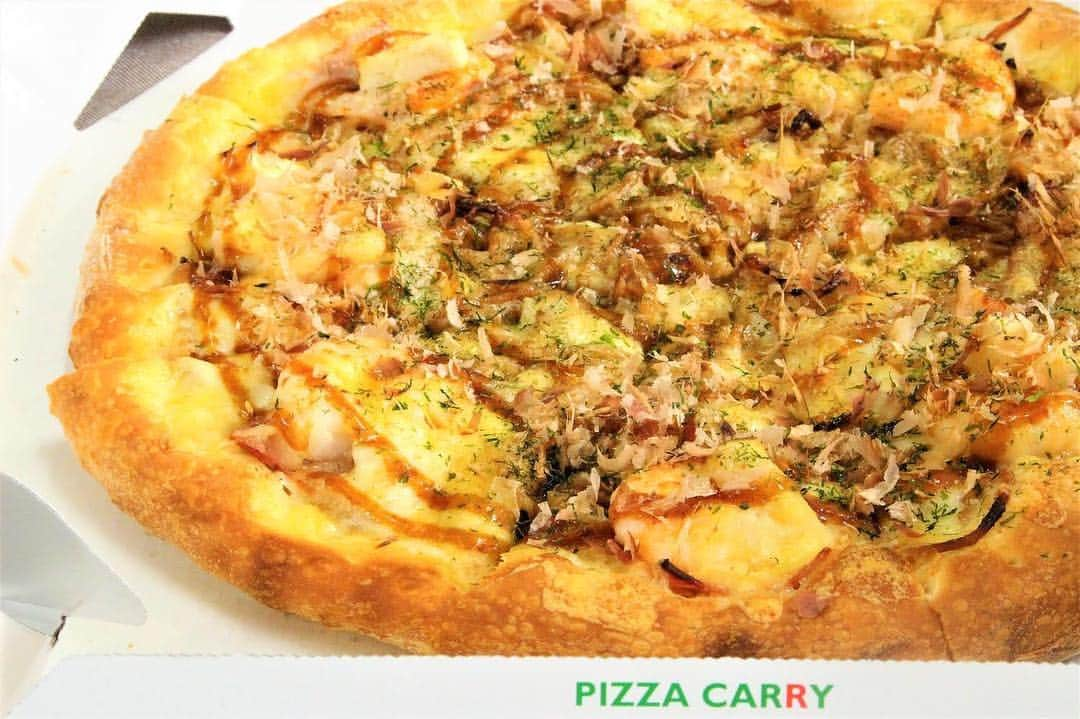 ピザキャリー野々市店のインスタグラム：「ピザだけど和風❗️❓❓ お好み焼き風ピザ🍕 「おたふく」 食材たっぷりでボリューミー🎵 実は中身に 焼きそばが入っています😄✨ 是非1度ご賞味あれ✌️ #和風ピザ #ピザ #ピッツァ #焼きそば #焼きそば入り #おたふく #具沢山ピザ #ボリューム満点  #ピザキャリー野々市 #ピザキャリー #11時から #野々市グルメ #野々市 #野々市ランチ #ランチ #予約特典有り #フォローミー #フォロー歓迎 #フォロバ」