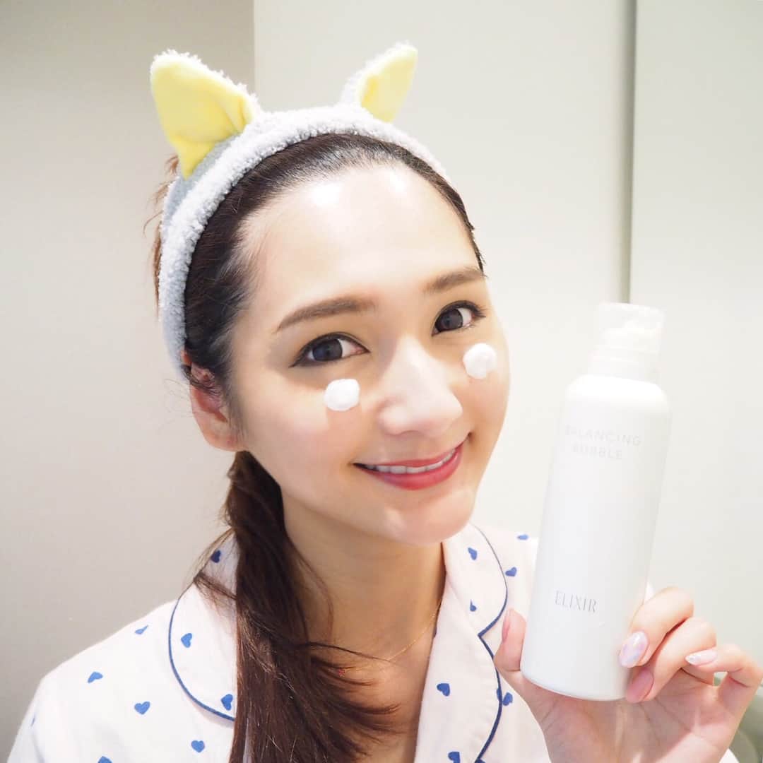 加藤瑠美さんのインスタグラム写真 - (加藤瑠美Instagram)「夏は、エリクシールルフレのバランシングバブルで毛穴の奥まで泡洗顔💭💭💭 @elixirreflet_official . 出てくるときはジェルなのに、触れるだけでみるみると泡立つの😮💭 . どんどんきめ細かく増えていく泡が、毛穴の1つ1つに入り込んで汚れを落としてくれます💫 . 軽いメイクならこれで落とせるし、マツエクを付けてる方でも使えるみたい💓 . 洗い上がりはさっぱりと潤って、肌に透明感も出るよ✨✨✨ . ちなみに、ヘアバンドはノベルティでいただいた猫ちゃん🐈 猫好きにはたまらない～～💕 . #wash#facewash#Japanese#Japanesegirl#me#itsme#instabeauty#beauty#PR#エリクシールルフレ#ファーストエイジングケア#もこもこチャレンジ#洗顔」7月22日 18時45分 - katorubi