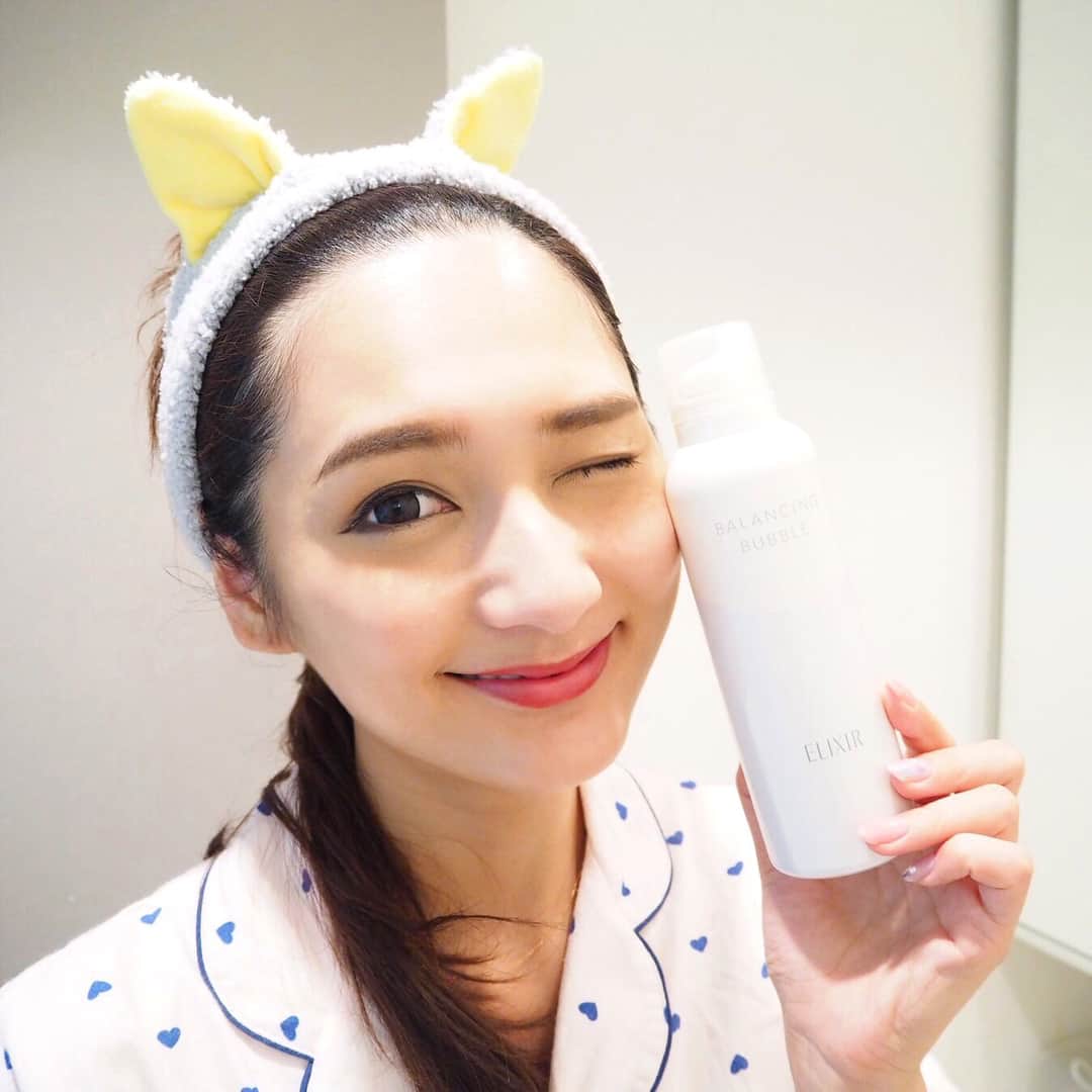 加藤瑠美さんのインスタグラム写真 - (加藤瑠美Instagram)「夏は、エリクシールルフレのバランシングバブルで毛穴の奥まで泡洗顔💭💭💭 @elixirreflet_official . 出てくるときはジェルなのに、触れるだけでみるみると泡立つの😮💭 . どんどんきめ細かく増えていく泡が、毛穴の1つ1つに入り込んで汚れを落としてくれます💫 . 軽いメイクならこれで落とせるし、マツエクを付けてる方でも使えるみたい💓 . 洗い上がりはさっぱりと潤って、肌に透明感も出るよ✨✨✨ . ちなみに、ヘアバンドはノベルティでいただいた猫ちゃん🐈 猫好きにはたまらない～～💕 . #wash#facewash#Japanese#Japanesegirl#me#itsme#instabeauty#beauty#PR#エリクシールルフレ#ファーストエイジングケア#もこもこチャレンジ#洗顔」7月22日 18時45分 - katorubi