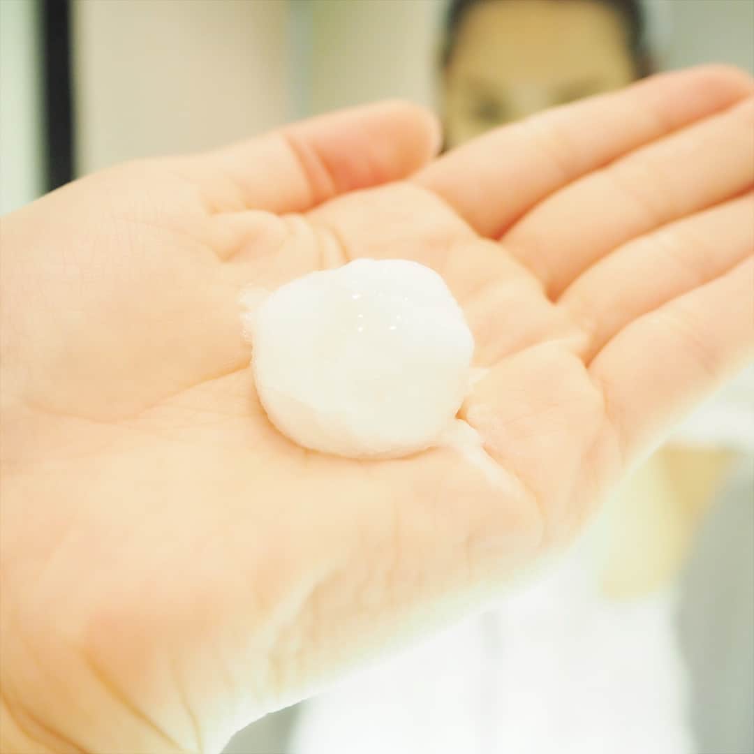 加藤瑠美さんのインスタグラム写真 - (加藤瑠美Instagram)「夏は、エリクシールルフレのバランシングバブルで毛穴の奥まで泡洗顔💭💭💭 @elixirreflet_official . 出てくるときはジェルなのに、触れるだけでみるみると泡立つの😮💭 . どんどんきめ細かく増えていく泡が、毛穴の1つ1つに入り込んで汚れを落としてくれます💫 . 軽いメイクならこれで落とせるし、マツエクを付けてる方でも使えるみたい💓 . 洗い上がりはさっぱりと潤って、肌に透明感も出るよ✨✨✨ . ちなみに、ヘアバンドはノベルティでいただいた猫ちゃん🐈 猫好きにはたまらない～～💕 . #wash#facewash#Japanese#Japanesegirl#me#itsme#instabeauty#beauty#PR#エリクシールルフレ#ファーストエイジングケア#もこもこチャレンジ#洗顔」7月22日 18時45分 - katorubi