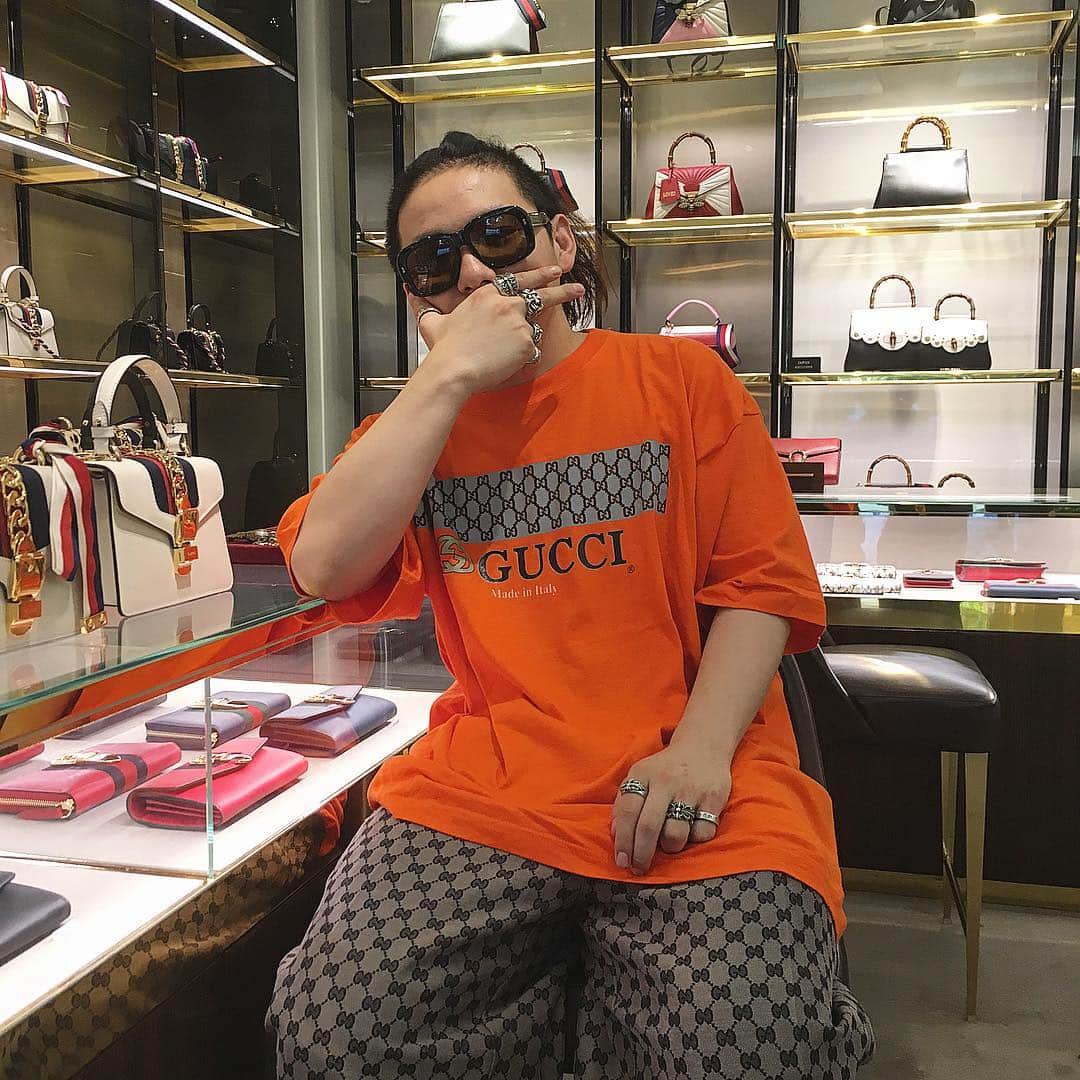 ロザッチのインスタグラム：「人生で二つ目のまあいけるサングラス嬉しい。 #gucci #chromehearts #gucci青山 #gucciglasses #glasses #tshirt」