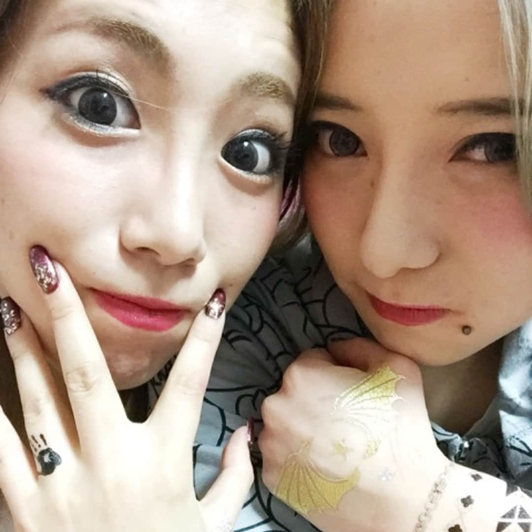 dj..琴さんのインスタグラム写真 - (dj..琴Instagram)「#椎名らぶ と昨日Liveで絡んだのだが嬉しい事書いてくれとるやなぁい！！琴も対抗する！てかたまたま今のシーズンっぽい浴衣の写メあった！らぶちゃんすげー変わり者だけどよく言えば#個性的 だし琴も同じ。好きなものは好き嫌いなものは嫌い好かれようとしない自己満足だから！って感じかな？ざっくりまとめた。なんかさ、人って目立つとなにかと先入観持って見てくる人間多いよね。そんな風に見えるから。とか。だから？って感じ！それを騒ぎ立てる野次馬がたくさんいて先入観からの鵜呑みにされ、、今のこの現状。地元に帰ったら辛い事増えるんじゃない？ってきょうかちゃん言っててさ辛いと言うか悔しいよね。琴の今までを全て投げ捨てる必要ないもん東京と中洲は違うって言われても#歌舞伎町 は歌舞伎！#六本木 は六本木で狭いんだよ！#中洲 が狭い街だからって言うのと同じ。このsnsに関して中洲は影響受けすぎ！フォロー数＝有名キャバ嬢 じゃない！琴を同じにしないでくれ。迷惑しまくってる。経営者側もさ妬み嫉妬って思わないのかな。🤔。へんなの。#中洲 #すーなかのちゃんねー #中洲キャバクラ情報 #歌舞伎町 #歌舞伎町キャバ嬢 #ジェントルマンズクラブ #tokyo #仲良し💓 #大好きな人 #ガールズバーダヴィンチ #ガールズバー 歌舞伎町星座館ビル7階らぶちゃんきっと気分屋でいるとおもうから行ってあげて👍✨#新宿」7月22日 21時51分 - koto5555