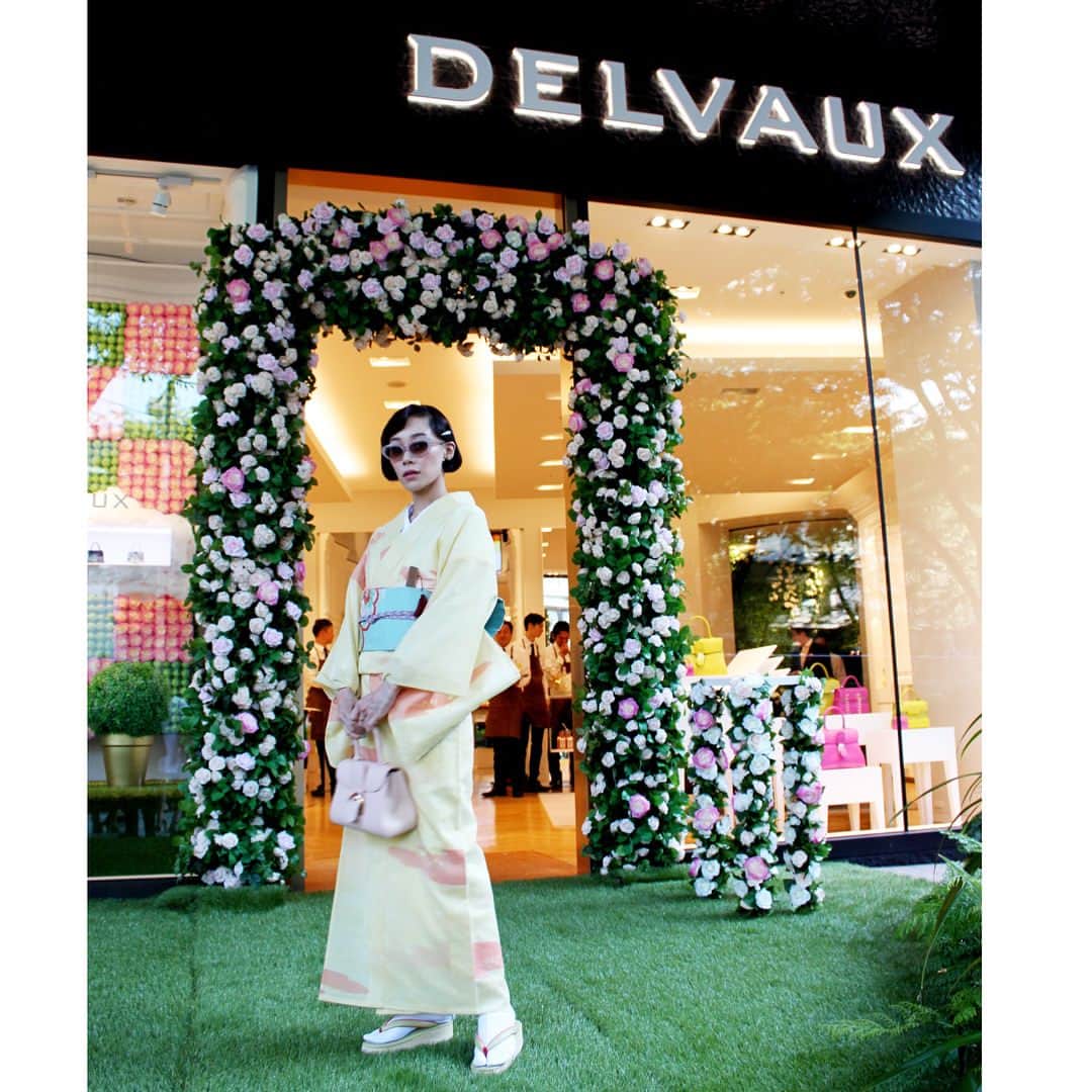 マドモアゼル・ユリアさんのインスタグラム写真 - (マドモアゼル・ユリアInstagram)「昨日は表参道のDELVAUXのお店でDJでした！🎼🎧 ピンクと黄色の薔薇に合うお着物着て行ってよかったぁー🌹🌹🌹 Kimono x DELVAUX bag = perfect 👜💖@delvaux #delvaux」7月22日 21時41分 - mademoiselle_yulia