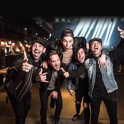 swsthebandのインスタグラム：「Never expected @sleepingwithsirens to actually like my post, im in shock 🖤」
