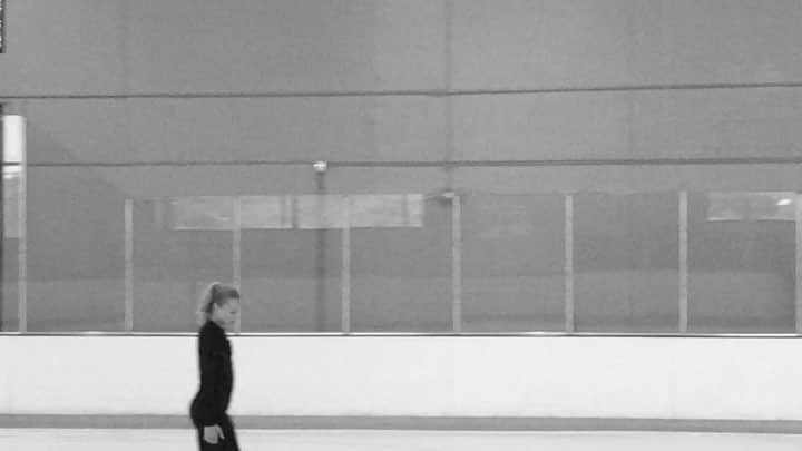 イザベル・オルソンのインスタグラム：「Had an awesome week in Colorado Springs! Thank you @tomcatonice for the update on my long program! Can't wait to compete! ⛸❤️ @johnwilsonblades @edeaskates @teijasskateshop #stacelitfond #teijasskateshop #edeaskates #edeafamily #johnwilsonblades #motivafitnesskarlshamn #intersportkarlshamn」