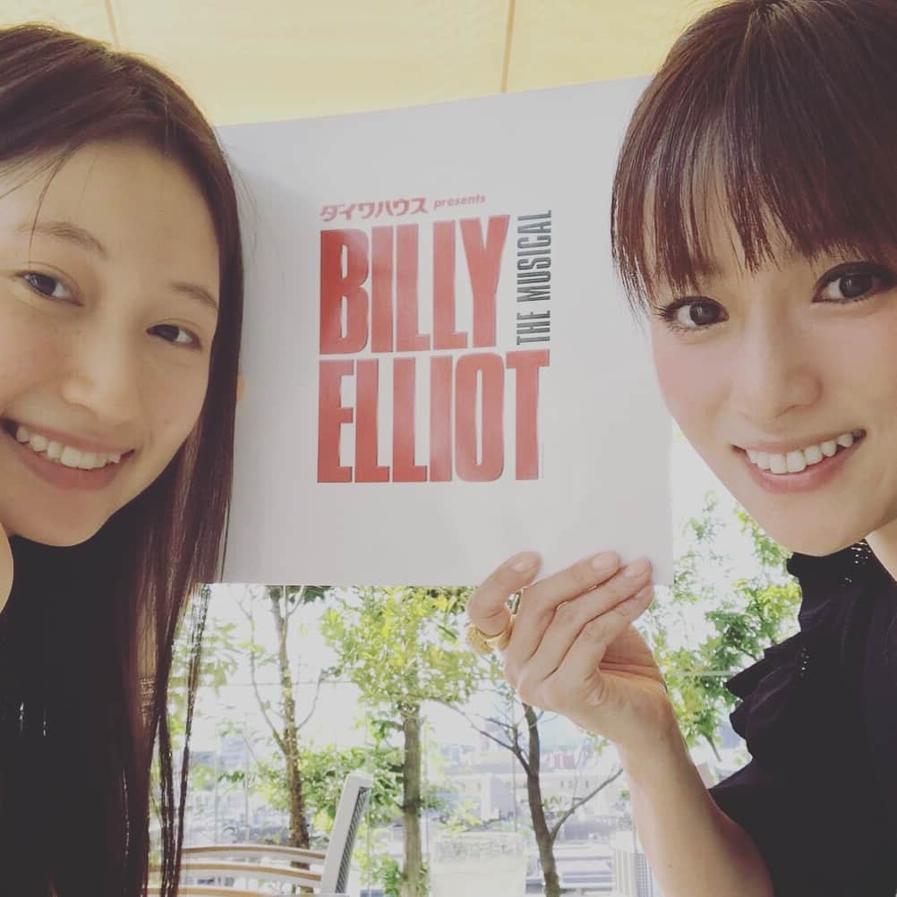 深田恭子のインスタグラム：「大野いとちゃんとミュージカル「BILLY ELLIOT」を観劇しに行きました🎹素晴らしいダンスと魂の叫びに心が突き動かされました😢夢に向かって立ち向かう姿やダンスや歌に二時間半夢中で惹かれっぱなしでした🌙日々自分の努力がまだまだだと刺激を受けました😢🎓 #いとちゃんと私は作品の迫力に圧倒！ #偶然お見かけした鈴木亮平さん大号泣（；＿；） #ビリーエリオット #itoohno #kyokofukada」