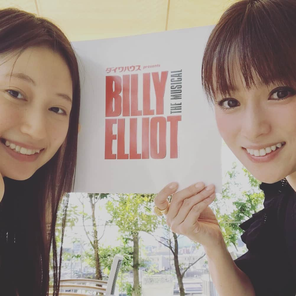 深田恭子さんのインスタグラム写真 - (深田恭子Instagram)「大野いとちゃんとミュージカル「BILLY ELLIOT」を観劇しに行きました🎹素晴らしいダンスと魂の叫びに心が突き動かされました😢夢に向かって立ち向かう姿やダンスや歌に二時間半夢中で惹かれっぱなしでした🌙日々自分の努力がまだまだだと刺激を受けました😢🎓 #いとちゃんと私は作品の迫力に圧倒！ #偶然お見かけした鈴木亮平さん大号泣（；＿；） #ビリーエリオット #itoohno #kyokofukada」7月23日 8時24分 - kyokofukada_official