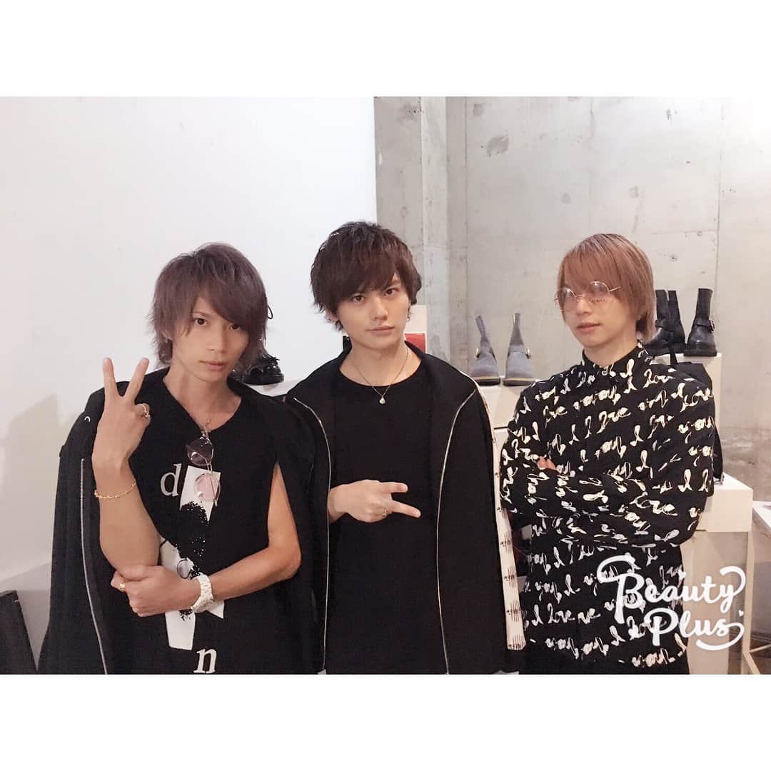 澤村量山のインスタグラム：「. 先日はSuGの武瑠さんがデザイナーのブランド。 【million $ orchestra】さんの展示会に遊びに行かせて頂きました😊✨ 素材やディテールもかなり拘っててカッコいいものばかり！ 今回は僕はブーツとハイネックプルオーバーのセットアップ、パーカーをオーダーしました😎😎 今から届くのが楽しみです！！！ みのるんも誘ってくれてありがとね🙏🏻  #SuG #展示会 #milliondollarorchestra  #million_dollar_orchestra  #武瑠」