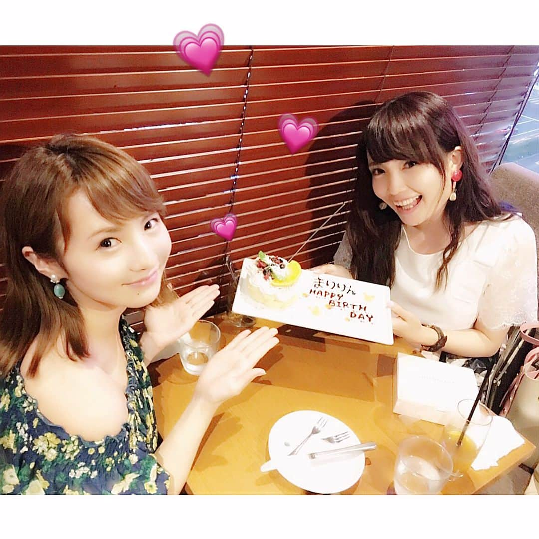 浅井麻里さんのインスタグラム写真 - (浅井麻里Instagram)「❤️🎂👩‍❤️‍👩❤️ . 昨日まっこりが誕生日お祝いしてくれたー💗💗 サプライズ！✨🎉 一ヶ月過ぎてもお祝いしてもらえて幸せ❤️😍 . 誕プレのジルスチュアートのセット可愛いすぎて タイプすぎて、選んでくれた色もさすが✨ 久々会えて話尽きなかったし安定の落ち着き感💓😂 そして、まっこりが撮っててくれた動画見たら、 改めて自分の声にびっくり…！😳💦（笑） (スワイプ4枚目、音注意して見てね！) . . ちなみにこの日のトップスは、#toccocloset 👗 肩にリボン付いてて袖がレースで上品可愛い💕 #tocco のお揃いワンピで撮影した、 まっこりとのコラボデータもまたアップしますー👭 . . #ありがとう#ハッピー#感謝#デート#サプライズ#誕生日祝い#誕生日プレゼント#誕生日#デザートプレート#誕プレ#プレゼント#お祝い#仲良し#幸せ#🎂#🎉」7月23日 21時11分 - mari_asai_625