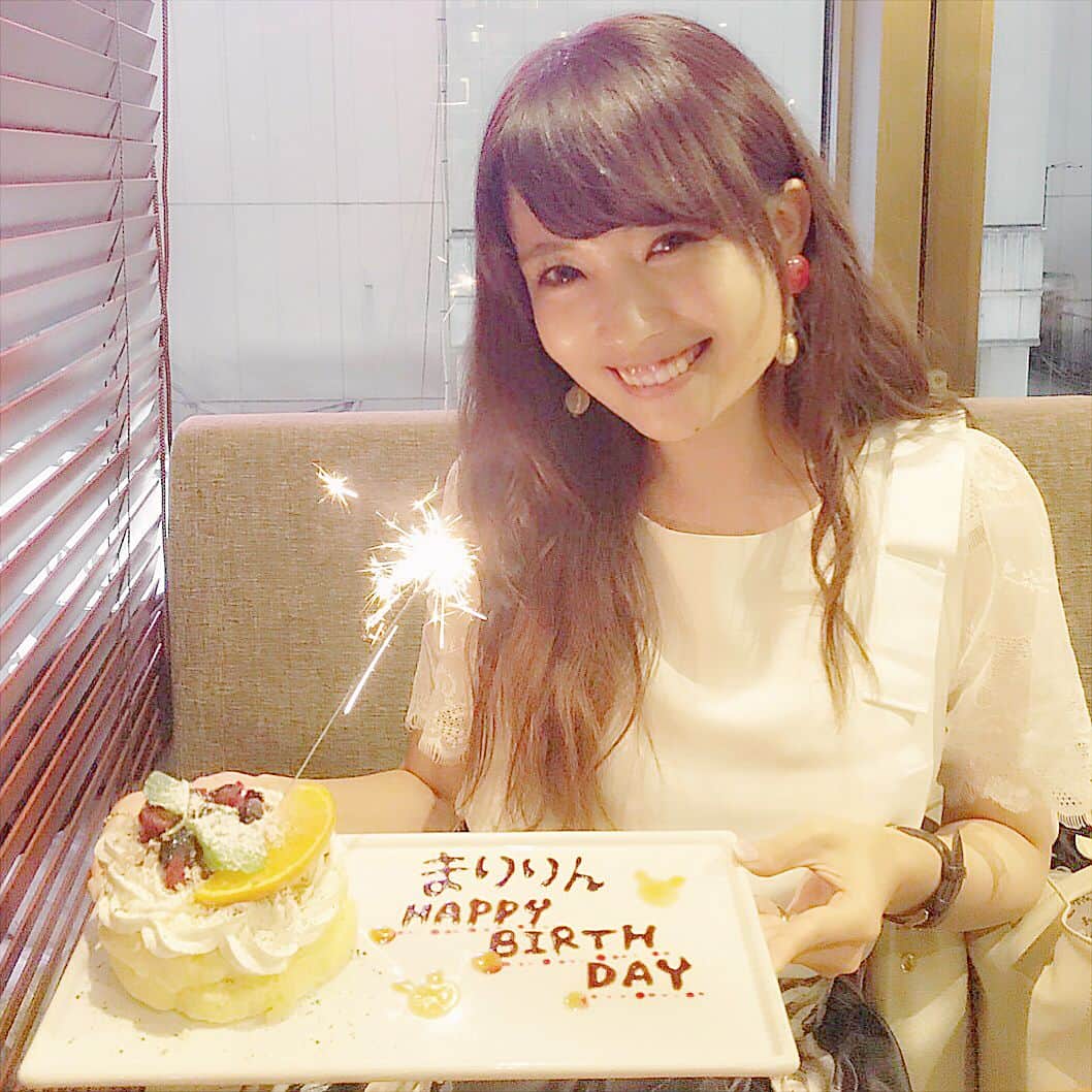 浅井麻里さんのインスタグラム写真 - (浅井麻里Instagram)「❤️🎂👩‍❤️‍👩❤️ . 昨日まっこりが誕生日お祝いしてくれたー💗💗 サプライズ！✨🎉 一ヶ月過ぎてもお祝いしてもらえて幸せ❤️😍 . 誕プレのジルスチュアートのセット可愛いすぎて タイプすぎて、選んでくれた色もさすが✨ 久々会えて話尽きなかったし安定の落ち着き感💓😂 そして、まっこりが撮っててくれた動画見たら、 改めて自分の声にびっくり…！😳💦（笑） (スワイプ4枚目、音注意して見てね！) . . ちなみにこの日のトップスは、#toccocloset 👗 肩にリボン付いてて袖がレースで上品可愛い💕 #tocco のお揃いワンピで撮影した、 まっこりとのコラボデータもまたアップしますー👭 . . #ありがとう#ハッピー#感謝#デート#サプライズ#誕生日祝い#誕生日プレゼント#誕生日#デザートプレート#誕プレ#プレゼント#お祝い#仲良し#幸せ#🎂#🎉」7月23日 21時11分 - mari_asai_625