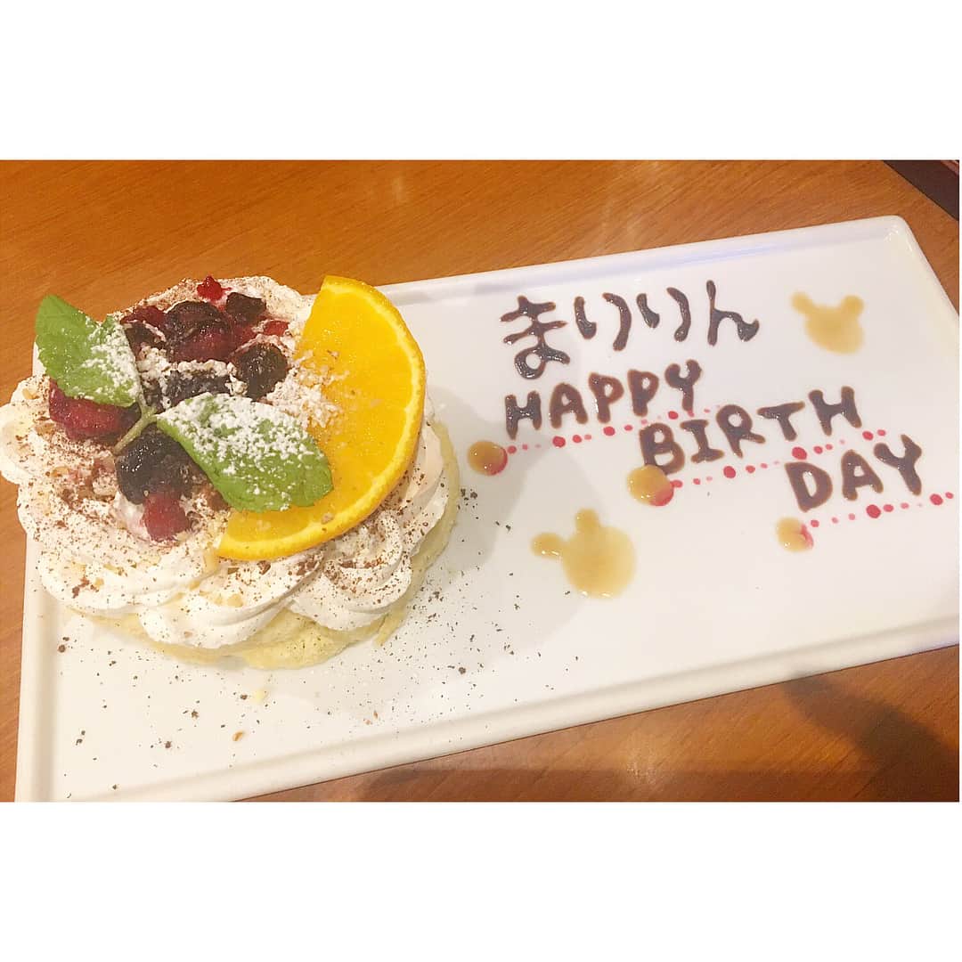 浅井麻里さんのインスタグラム写真 - (浅井麻里Instagram)「❤️🎂👩‍❤️‍👩❤️ . 昨日まっこりが誕生日お祝いしてくれたー💗💗 サプライズ！✨🎉 一ヶ月過ぎてもお祝いしてもらえて幸せ❤️😍 . 誕プレのジルスチュアートのセット可愛いすぎて タイプすぎて、選んでくれた色もさすが✨ 久々会えて話尽きなかったし安定の落ち着き感💓😂 そして、まっこりが撮っててくれた動画見たら、 改めて自分の声にびっくり…！😳💦（笑） (スワイプ4枚目、音注意して見てね！) . . ちなみにこの日のトップスは、#toccocloset 👗 肩にリボン付いてて袖がレースで上品可愛い💕 #tocco のお揃いワンピで撮影した、 まっこりとのコラボデータもまたアップしますー👭 . . #ありがとう#ハッピー#感謝#デート#サプライズ#誕生日祝い#誕生日プレゼント#誕生日#デザートプレート#誕プレ#プレゼント#お祝い#仲良し#幸せ#🎂#🎉」7月23日 21時11分 - mari_asai_625