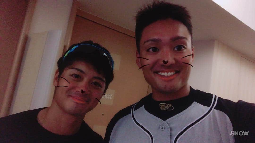 秋山拓巳のインスタグラム：「#勝ったー#メッセ10勝目#そしてホームラン#しかも右方向#先越された#打球上がらない#ホームランよりピッチング#でも伊予ゴジラと呼ばれてただけに#でも欲は出さない#ちなみにシーズン初めと今#バッティングフォーム変えてます#横から見たらわかるはず#3度目の正直#やっと誠志郎と結果残せた#ずっと梅とやったけど#合わすだけ#後悔しないように#やれることやるだけ#準備怠らない#誠志郎も応援してやって下さい#秋山拓巳#坂本誠志郎」