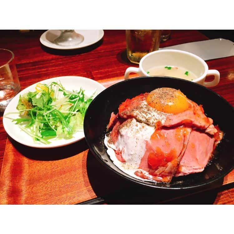 相澤瑠香のインスタグラム：「ローストビーフ丼🍗  #roastbeef #丼 #food #foodstagram #delicious #deliciousfood #lunch #soup #salad #egg #sendai #with #🐻」
