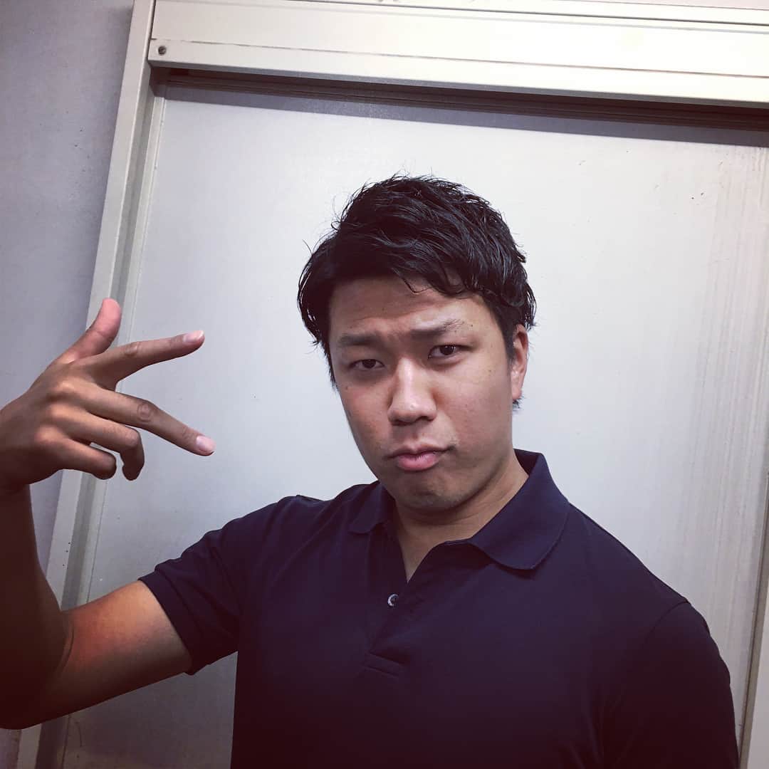 祖父江大輔のインスタグラム：「#何度も撮り直し#どれも変わりなし#大野雄大#ポロシャツが小さいのか顔がデカイのか、、」