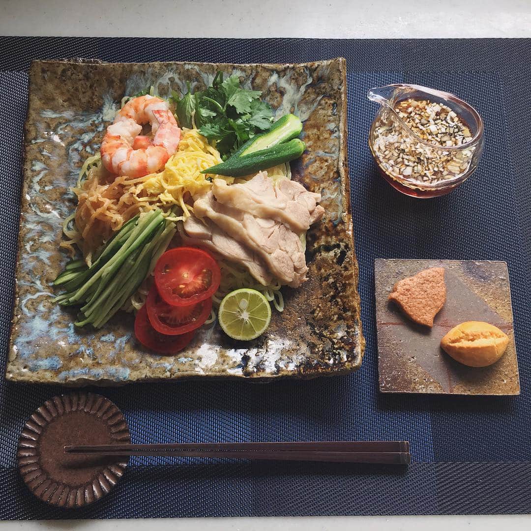 akoのインスタグラム：「Today's lunch. 冷やし中華でお昼ごはんでした 今日はシャワーじゃなくて湯船にゆっくり浸かろう☺︎」