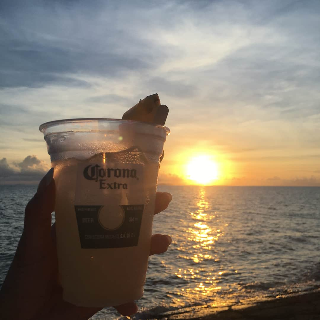 二瓶藍菜さんのインスタグラム写真 - (二瓶藍菜Instagram)「corona fes🍻🍋 . . #今更載せてみる #okinawa #coronabeer #vacation #trip #sunshine #sunset」7月23日 19時05分 - aina.17