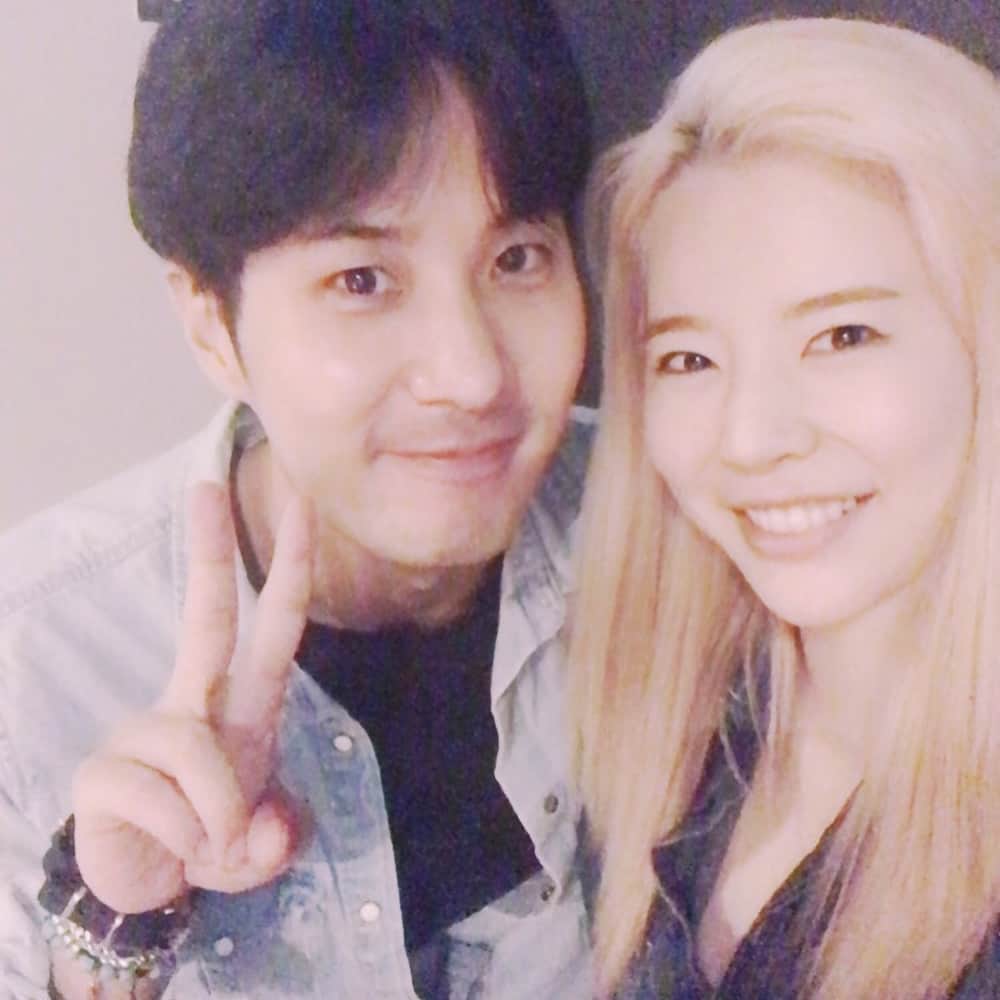 キム・ジソクのインスタグラム：「소녀시대가 벌써 10주년이라기에 "우와 진짜 축하해,시간참빠르다 너네도 어느덧 아이돌계의 큰어머니가되었구나??"했다가 바로 복부가격 당했음.👊🏽진짜쎄게. 그다음 초크슬램도 당했음.😵 순규는 귀엽고🐥힘이셈. 아주 셈.💪🏽😻」