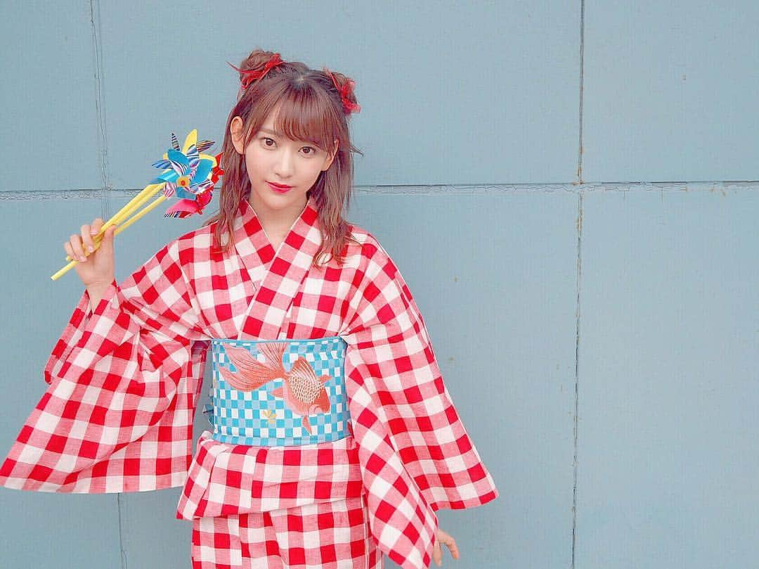 宮脇咲良さんのインスタグラム写真 - (宮脇咲良Instagram)「人生初自分で買った浴衣👘 赤チェック×金魚×青チェック帯です😮✨ 浴衣は、派手な柄が好きなんだなぁ🤔✨ #summer #浴衣 #red #blue  #check #japan」7月23日 19時51分 - 39saku_chan