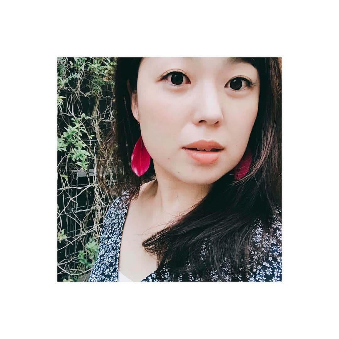 二瓶永莉のインスタグラム：「まつげｷﾀ━━━━(ﾟ∀ﾟ)━━━━!! 酷い下がりまつ毛なので、マツエク着けてもすだれ状態になるからマツエクはほぼ諦めていたものの、やっと理想のパチっと上がったまつ毛にしてもらえた！ すっぴんでこの目元でいられる喜びを、下向きまつ毛の方にこの感動を伝えたいーー！ #眉毛消えたので眉下から小さめにお送りします#マツエクあるある#帰りに平井大のライブに遭遇#スーパーの買い物袋持ったままちょっと参戦#夏感ぱない#テラスハウス感もぱない#マツエク#upwardlash #アップワードラッシュ #下がりまつげ #代官山」