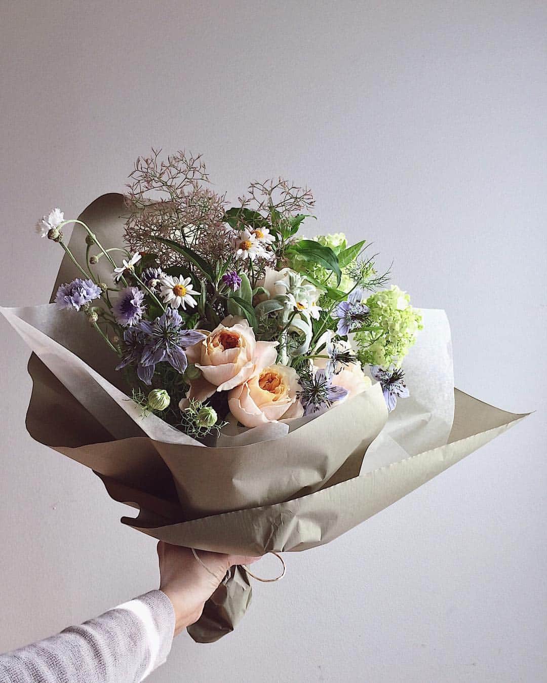 増田由希子さんのインスタグラム写真 - (増田由希子Instagram)「Happy Sunday🌸 #bouquet #rose #roses #herbbouquet #lovenatureflowers #iphone #iphoneography  ハーブと草花 #花束」7月23日 22時31分 - nonihana_