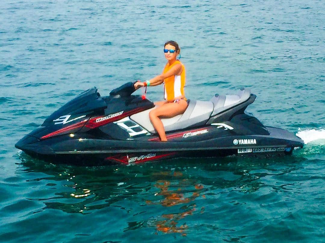 彩海のインスタグラム：「. . 前秋にジェットの免許とったから、 今年は海上爆走できる🙋🏿 . . もはや、海外のライフセーバーみたいって キャーキャーされたけど (もちろん女子にw) . 私は32年間カナヅチです🙋🏿 . . . #ジェット#ジェットスキー#特殊小型船舶#免許#jetski#jetskiing #jetskilife #jetskilife #スポーツ女子クラブ #月曜日頑張りましょ #あと2人後ろに乗れるよ♡」