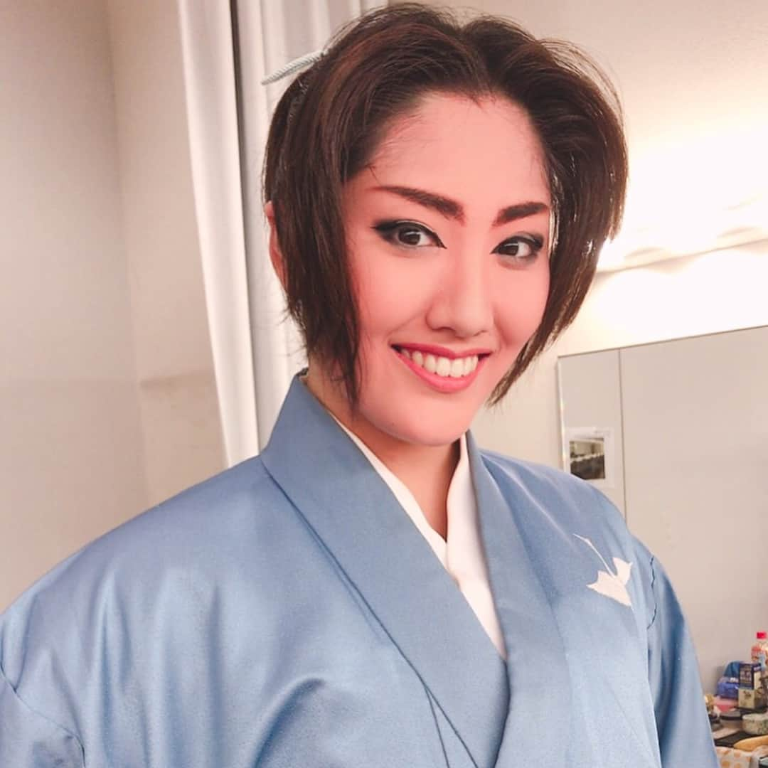 璃央じゅんさんのインスタグラム写真 - (璃央じゅんInstagram)「お久しぶりです！おはようございます☀ 昨日、無事に時代劇・十二夜終演致しました❗️ 怒涛のように稽古から千秋楽まで駆け抜けました💦 沢山の先輩方や先生に助けられ、雪組の日本物パワーに助けられ、無事に早替えも間に合いました(*´∀｀*) 観に来てくださった全ての皆さま‼️ 本当にありがとうございます😊 今回は来られなかった方も、次回是非観に来てください✨ これからも進化し続ける若菜を宜しくお願い致します✨ ・ ・ ・ #時代劇 #十二夜 #男役 #ももたろう侍 #鳥居馬蓮 #また皆様の元へ行きまする #ありがとうございました😊」7月24日 11時21分 - waka.junjun