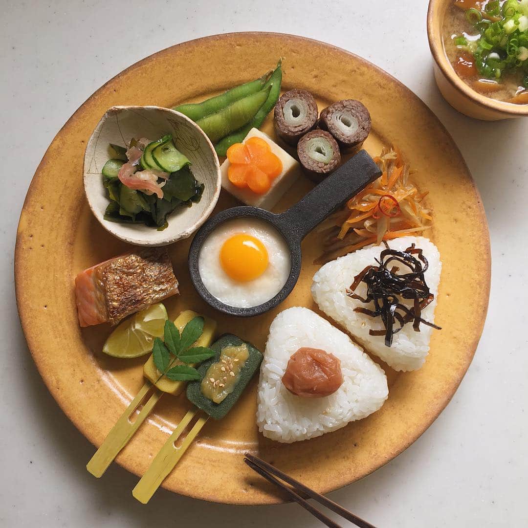 akoのインスタグラム：「Today's breakfast. ワンプレートで朝ごはん 今週もよろしくお願いします☺︎ * 生麩田楽 鮭 わかめ きゅうり 茗荷の酢の物 高野豆腐  枝豆 白葱肉巻き きんぴらごぼう 長芋にうずらの卵 えのき しめじ なめこの味噌汁」