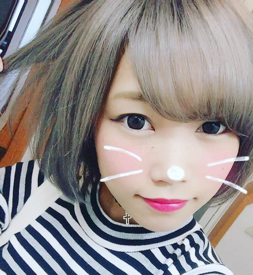 R!Nのインスタグラム：「アッシュ . . だんだん色が抜けてシルバーに。 今ぐらいの色が凄い好き。 だけどこっからまた抜けてくのよね。 . . 今月いっぱいかなぁ かなしいね。 . . 来月お会いする頃には金髪に。 束の間の夢みたいな。 そんな感じ。 . . #ash #grey #greyhair #half #philippines #pinay #hapon #アッシュ #グレー #アッシュグレー #自撮り #selfie #instapic #instadaily #like4like #followme #singer #singersongwriter #vocalist #Gemie #RIN #坂本理沙 #border #cross #dream #career #music #musicismylife #mirrorselfie #japan」