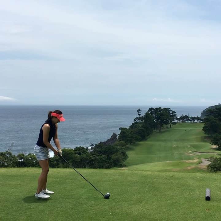 のインスタグラム：「* 川奈合宿🙌🏻✨ *  今日はフジサンケイレディースのティーから、ラウンドさせてもらってます(*'▽'*)✨ *  景色最高ー😆 *  #川奈ホテルゴルフコース  #景色  #ゴルフ #ゴルフ女子 #golf  #ジャックバニー #ラコステ #マークアンドロナ #GAP #海 #スイング動画 #スイング」