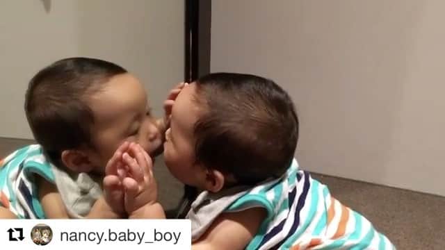 のインスタグラム：「#Repost @nancy.baby_boy さんの投稿をご紹介！ ・ ・ 鏡のなかのイケメンにチュー💋💕 ママから教えてもらった成果かな😘 ・ ・ そんなのどこで覚えてきたんや〜😱💓 ママのしつこいチューで覚えたんかな🤤❤️ #たいちゃん成長記録#生後8ヶ月#生後245日#赤ちゃん#baby#ig_baby #instababy #ママプレスムービー #男の子のママ#小さい彼氏#大好き#福岡ママ#親ばか #親ばか万歳#あーかわいい」