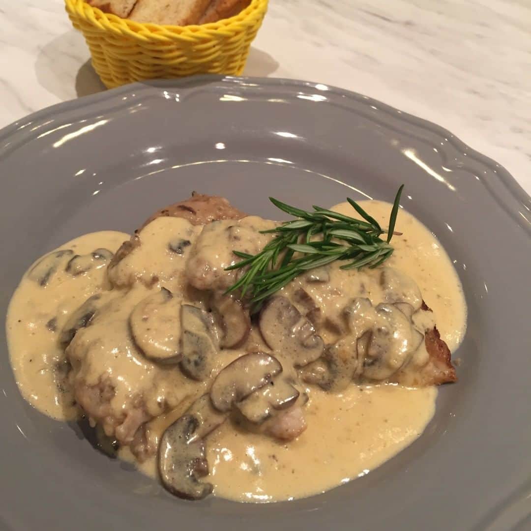 umedahankyusanfeliceのインスタグラム：「阪急#サンフェリーチェ#ビストロ#鶏肉料理#ブランジェ浅野屋#」