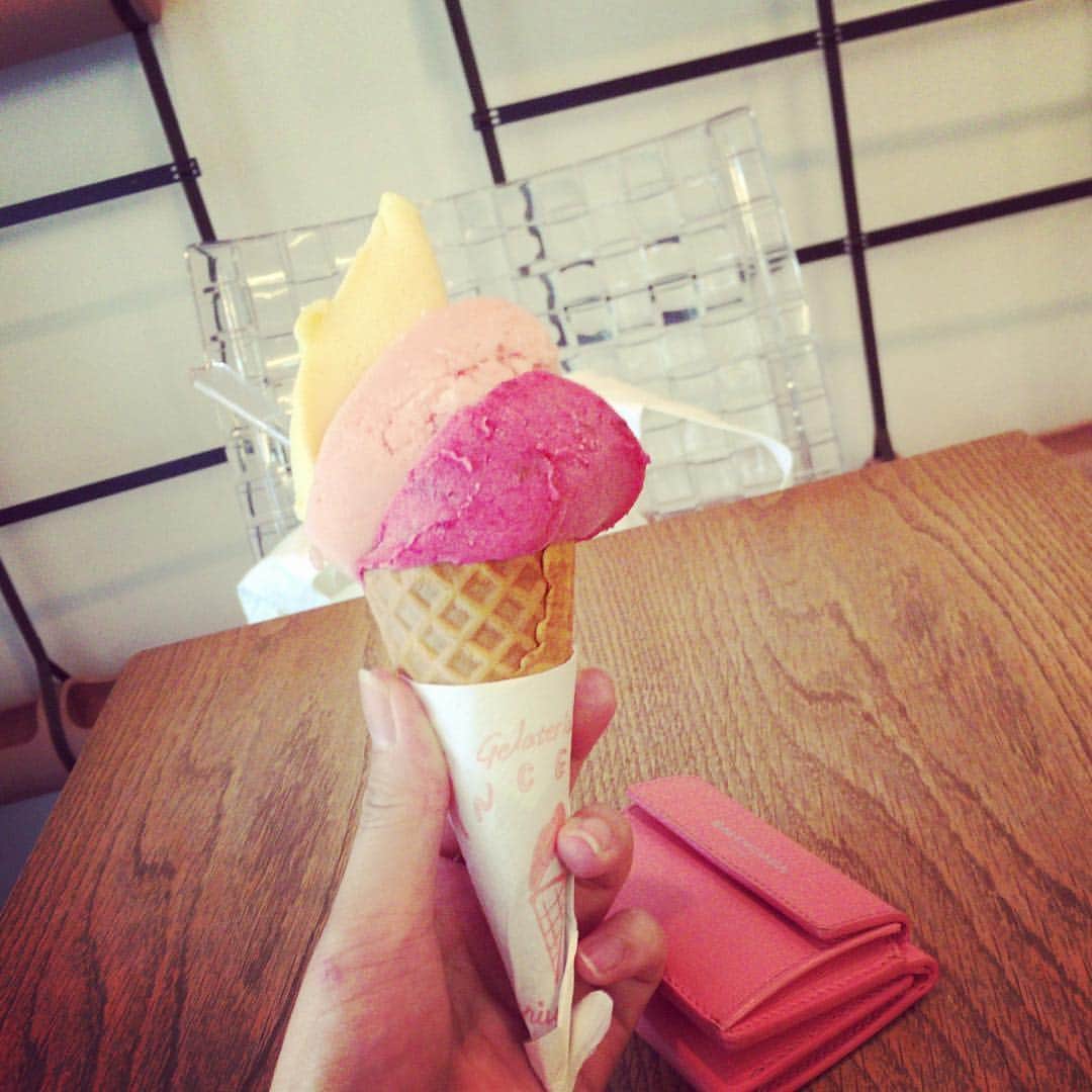 笛木優子のインスタグラム：「ここのジェラート、有名みたい🍦 プラム×スイカ×なんとか梅💦  見る人が見たらどこのとかわかるのかなあ。。。合ってた人にイイねするねw  ここの近くのパン屋で昔バイトしてたんだ。久々に見に行ったら歯医者に変わってたよ😭なんか悲しいね。美味しかったのに。 でももう20年前だもんなあ、、、 ってギャー😱20年、、ヤバイね！！！ 月日が経つのは早いよ😥  パンは🥖🍞🥐あんまり好きではなかったんだけど、そこのパンが美味しくてパン好きになりました😘 売れ残ったパンをもらって、家まで自転車🚲漕いで家帰るまでに３つくらいたべて、帰宅してご飯食べて。。。太ったなあああ🤣🤣 あ、ごめんなさい。どうでもいい話笑  #シンチェリータ #ジェラート」