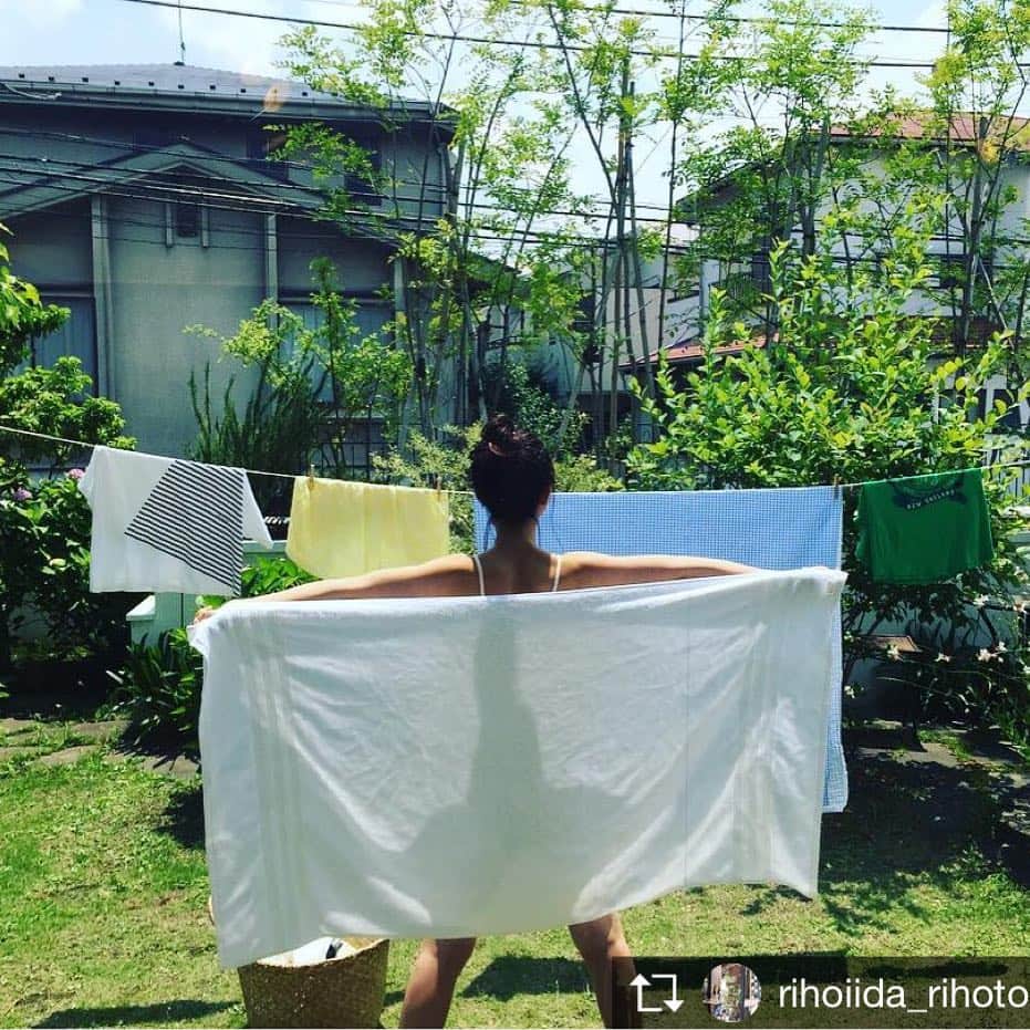 飯田里穂のインスタグラム：「Repost from @rihoiida_rihotonari0729 . とうとう全国ツアーが始まりましたね🎤 参加されたみなさん、いかがでしたか？ これから参加される方も、期待しててくださいね🤗 . そして「飯田里穂ARTIST BOOK りほとなり。」の発売も5日後に迫ってまいりました(*^o^*) 表紙も解禁となり、ますます期待が大きくなったかと思いますが、その期待をさらに上回る出来となってますよ〜😎 . #飯田里穂 #りっぴー #りほとなり」