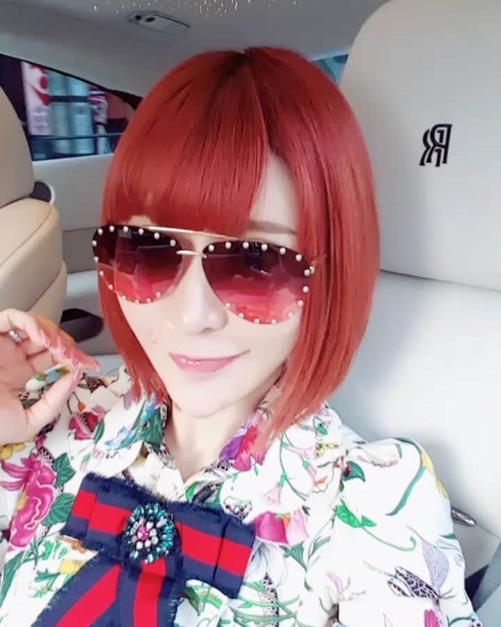まき子のインスタグラム：「髪の色といっしょの🕶️ サングラスマニアの私最近一番のお気に入り♡♡　みんなに一体化しすぎ笑われた😳 #pinkhair#sunglasses #Gucci#alessandromicheleMichele#RollsRoyce #wreath #ピンクへアー#ボブヘアー #サングラス#サングラスマニア#美白マニア」